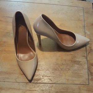 Nude pointed toe pumps